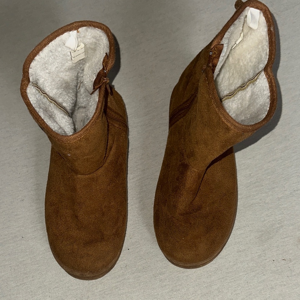 Kids Size 2/3 Brown Suede Boots with Fleece Lining